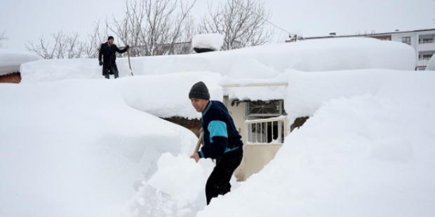 Bitlis'te Tek Katlı Evler Kar Altında Kaldı! 2