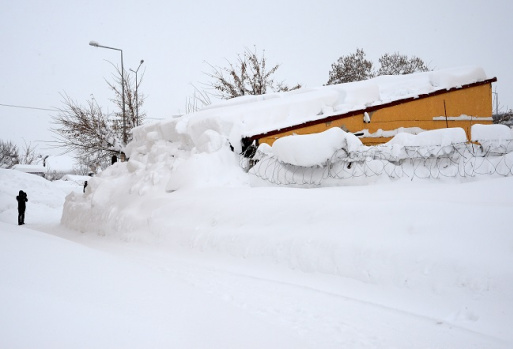 Bitlis'te Tek Katlı Evler Kar Altında Kaldı! 3