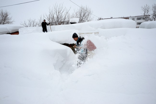 Bitlis'te Tek Katlı Evler Kar Altında Kaldı! 5