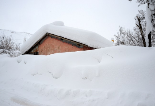 Bitlis'te Tek Katlı Evler Kar Altında Kaldı! 1