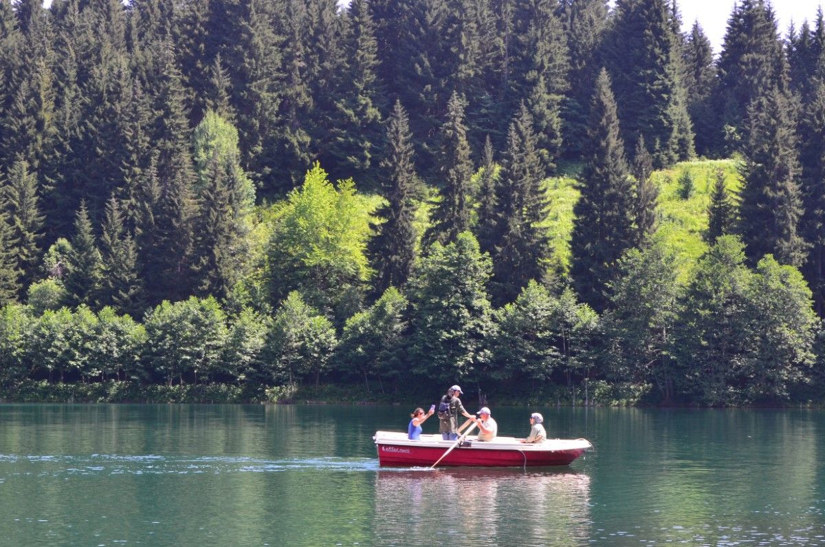 Artvin Şavşat Karagöl Ziyaretçi Akınına Uğradı! Dünyanın Dört Bir Yanından Turistler Geldi 1