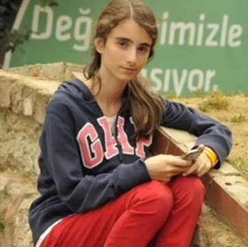 Müge Anlı'nın 20 yaşındaki kızı görüntüsüyle 'annesinin kızı' dedirtti! Lidya'nın ilk kez fotoğrafı yayınlandı! 4