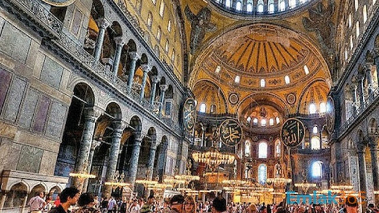 Ayasofya'da İlk Cuma Namazı İçin Aranılan Formül Bulundu: İkonaların Yerine Ayet Yansıtılacak!