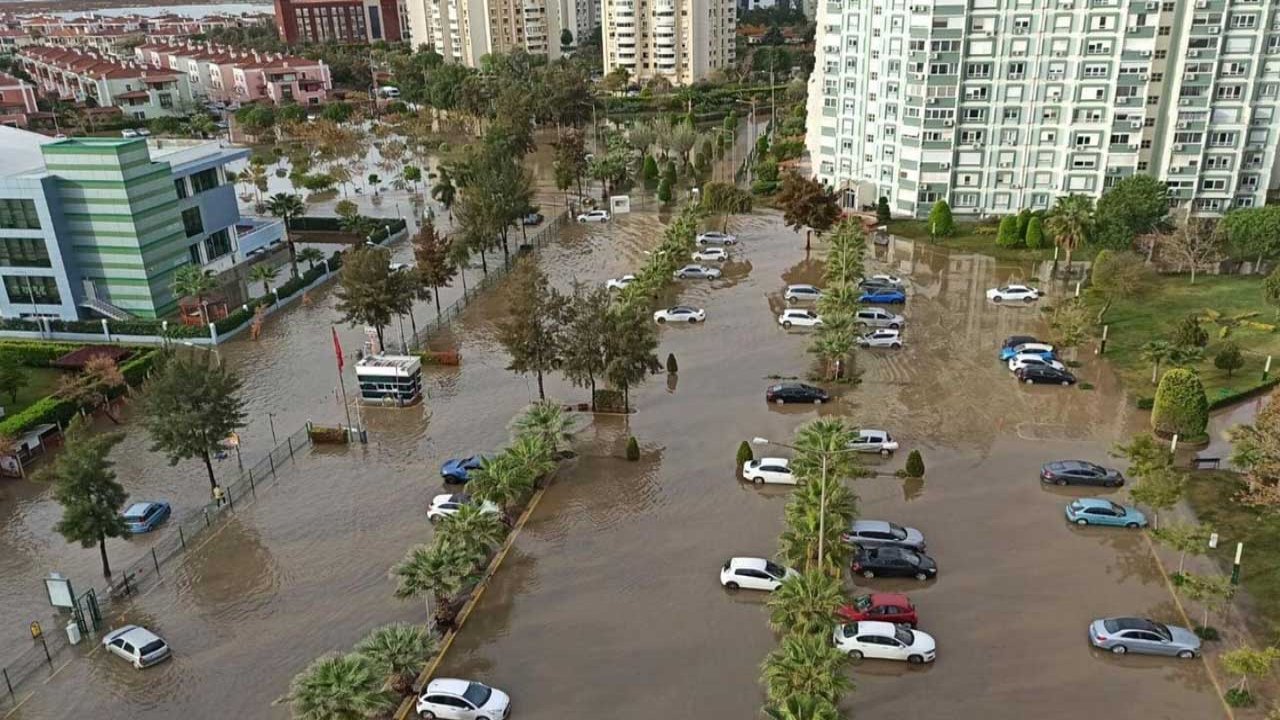 İzmir'de Sel Felaketi Can Aldı! 2 Kişinin Cansız Bedenleri Bulundu