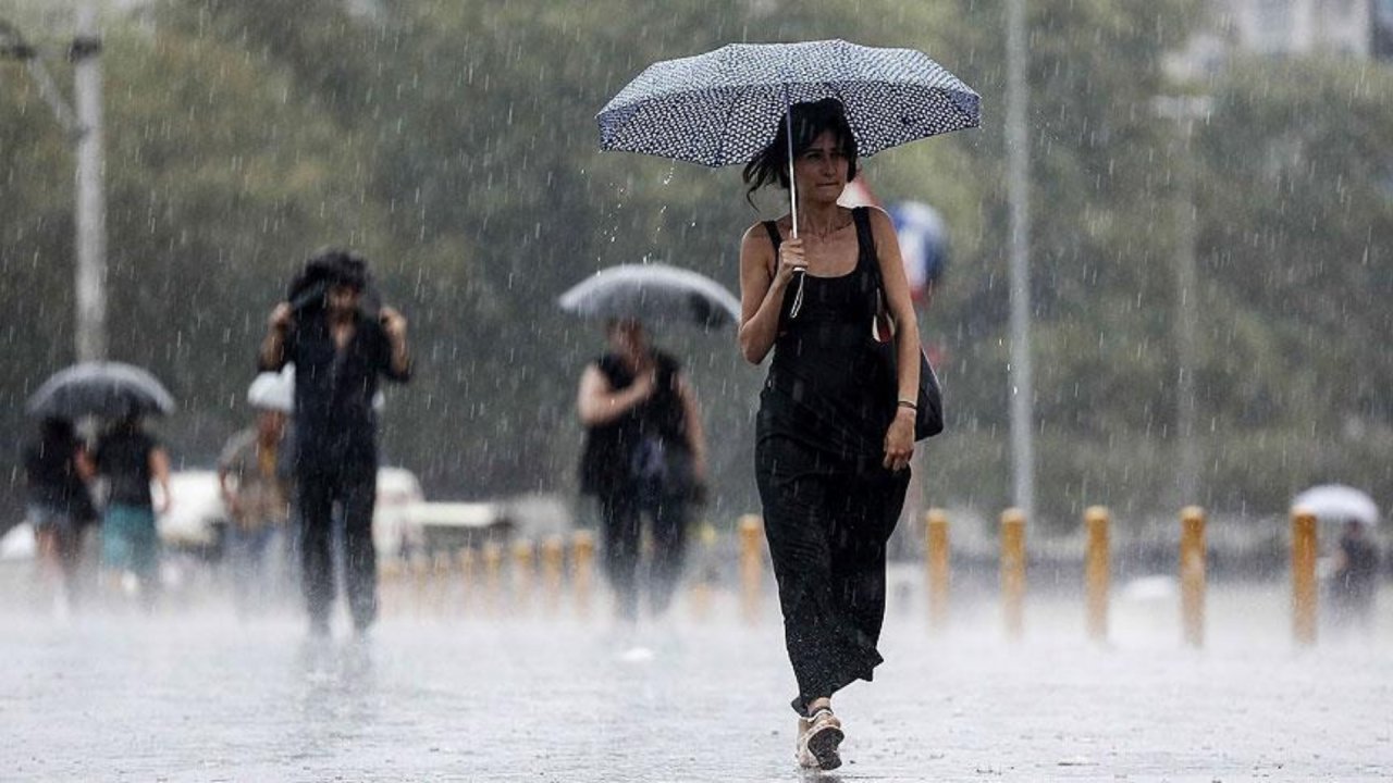 Yaz Sona Eriyor! Yağışlı Havaların Etkisi Artıyor Meteoroloji Bölge Bölge Uyardı