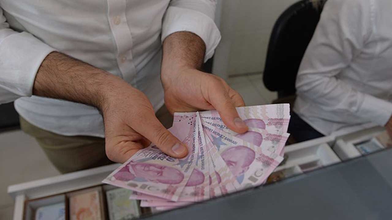 İş Bankası Şubesine Kimlikle Gidilecek! Emeklilere 875 TL Elden Veriliyor