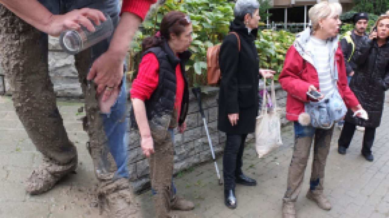 Yolda Yürüyen Yayalar 1 Metrelik Betonun İçine Gömüldüler