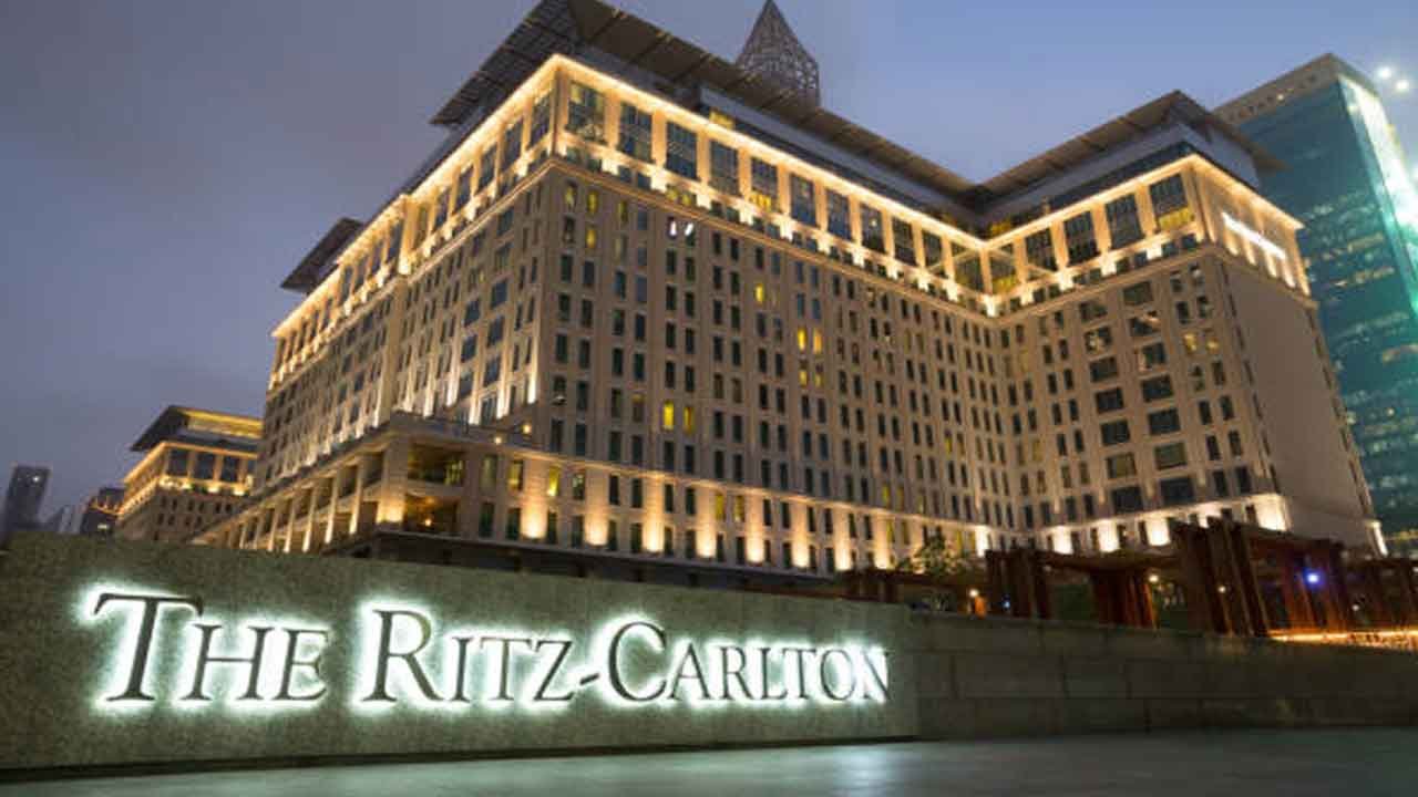 The Ritz-Carlton İstanbul Karıştı! Açık Hava Sineması İzleyenlerin Üzerine Rezidans Daireden Kova İle Su Döküldü