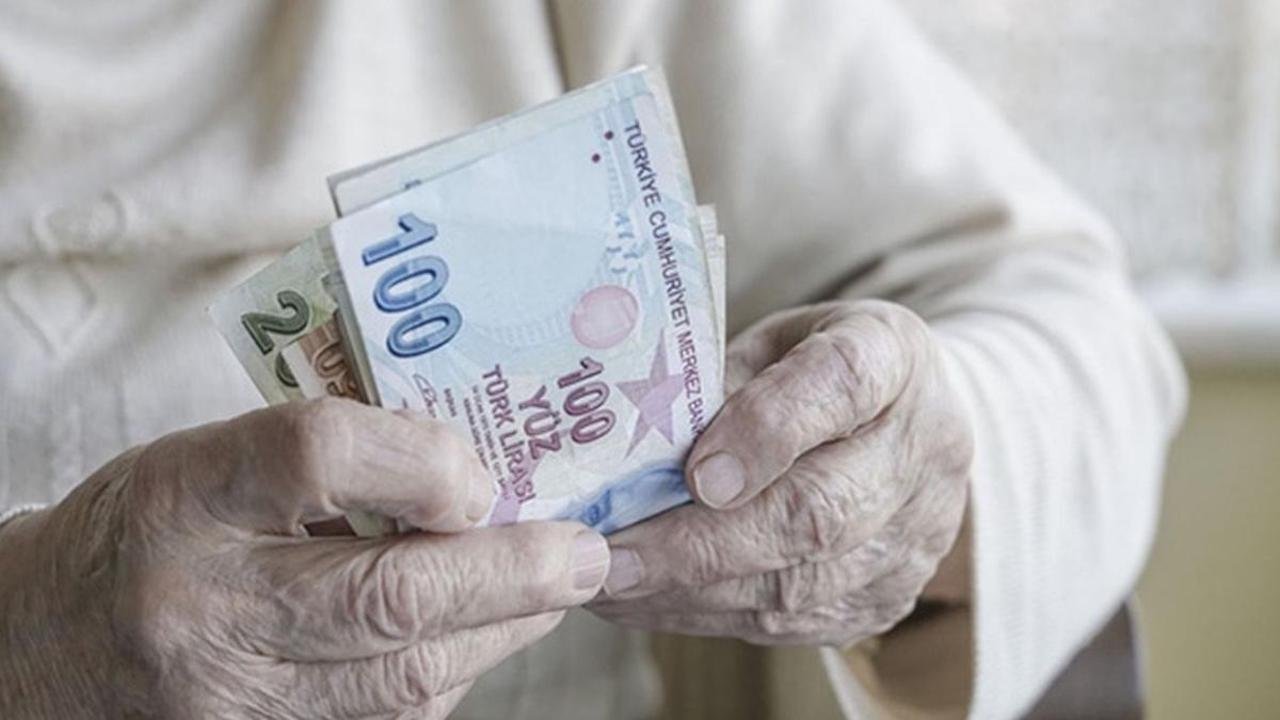 Emekli İkramiyelerinde Yeni Gelişme! Yılbaşında Emekliye 1100 Lira İkramiye Ödemesi Yapılacak mı?