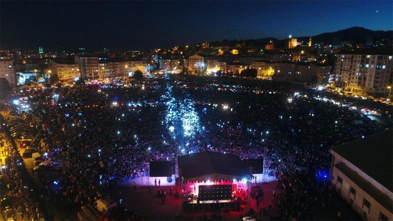 İstanbul Yılbaşı Programı 2022! Büyükşehir Belediyesi Ücretsiz Yılbaşı Konserleri