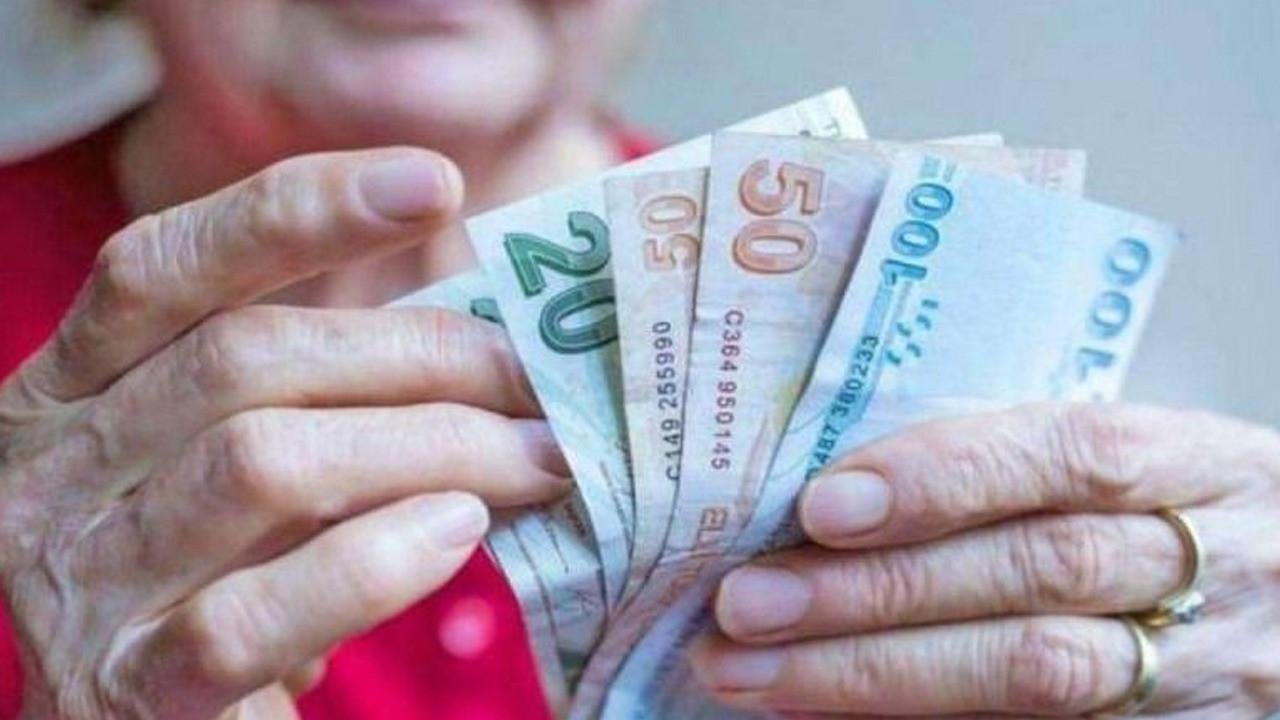 Emekliye Yılbaşı İkramiyesi Ne Kadar? Emekliye Yılbaşı İkramiyesi Meclisten Geçti Mi? 1.100 TL İkramiye Ödenecek Mi?