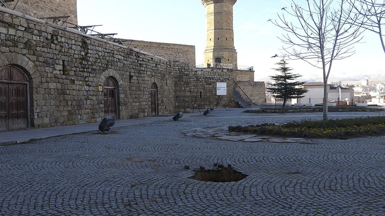 Niğde'de Trajikomik Olay! Tarihi Kaleyi Gezen Kadın Kaçak Tünele Düştü, Defineciler Sırra Kadem Bastı