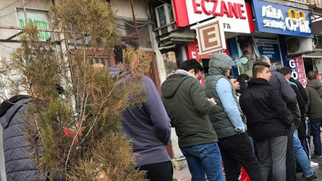 1 Ocak Eczaneler Kapalı Nöbetçi Eczanelerde Uzun Kuyruklar Oluştu