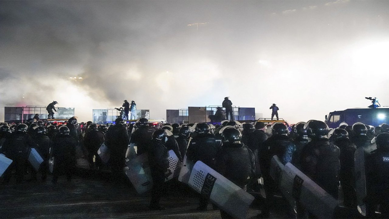 Halk Zamlara İsyan Etti, Hükümet Görevi Bıraktı!