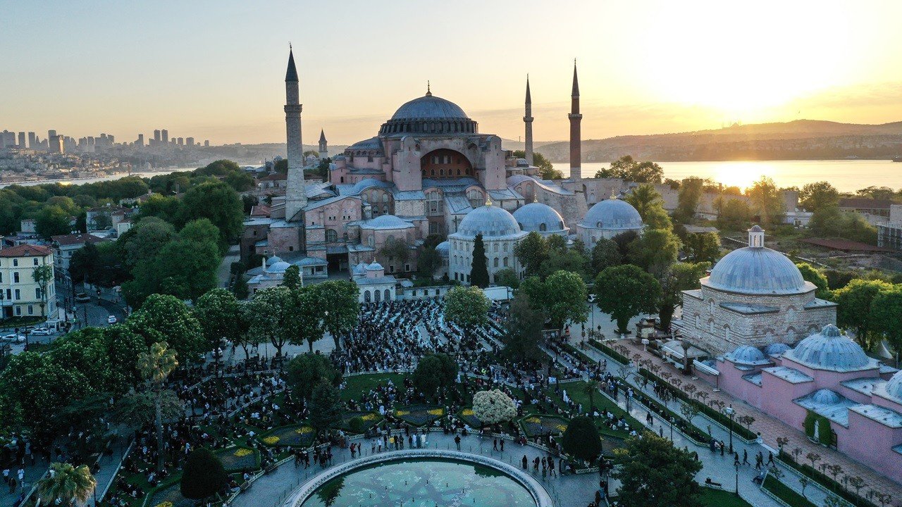 Metaverse'te Sultanahmet Camisi 334 Dolara, Ayasofya Camisi 334 Bin Dolara Satışa Çıkarıldı