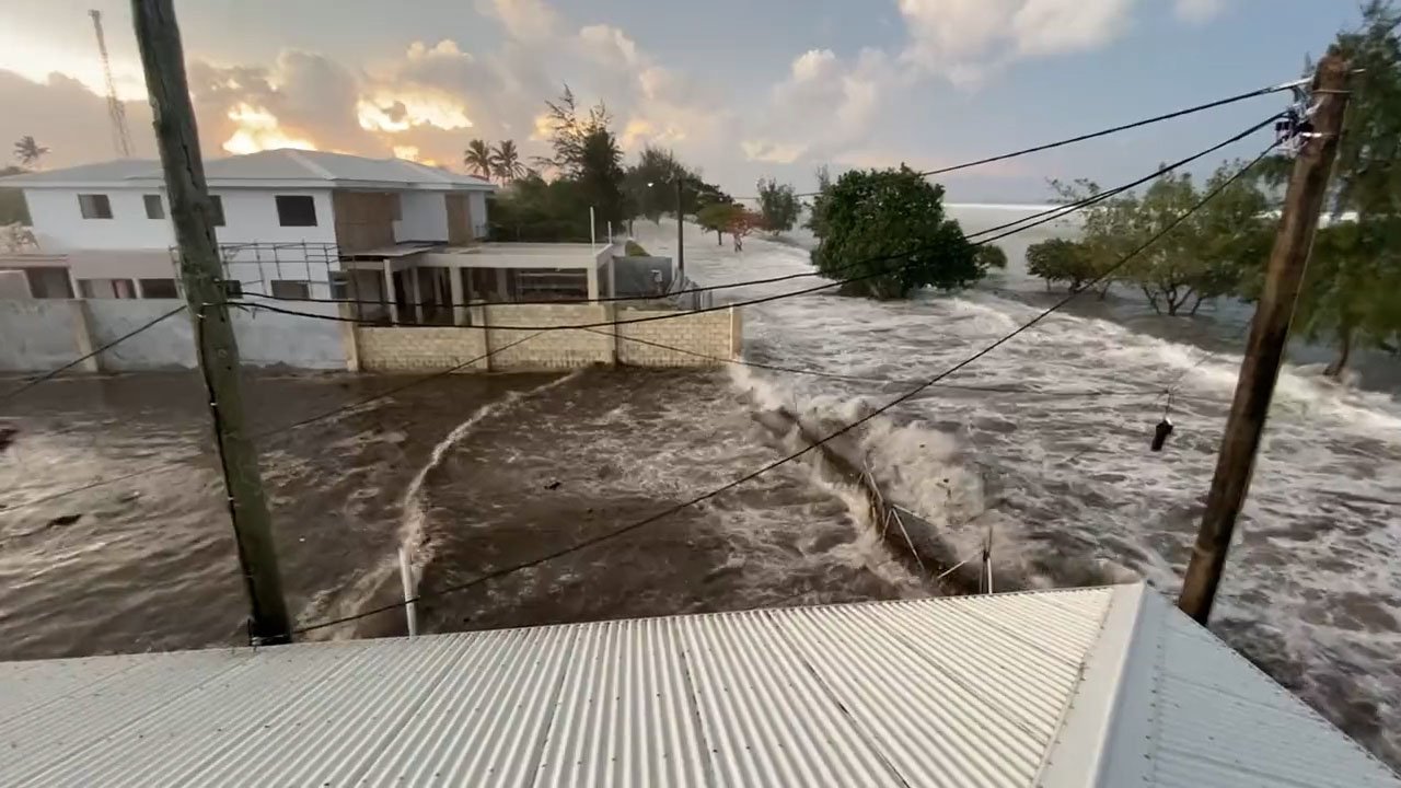 Tonga'da Yanardağ Patlaması Sonucu Oluşan Tsunami Yerleşim Yerlerini Su Altında Bıraktı