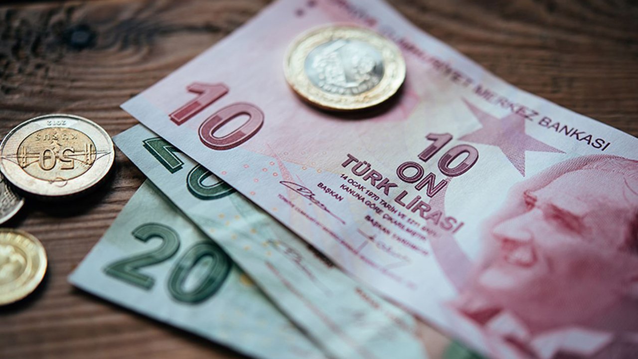 İş Bankası Kesenin Ağzını Açtı! Emeklilere Hem Aidatsız Kart, Hem de 2.000 TL Nakit Verilecek! Başvurular Başladı