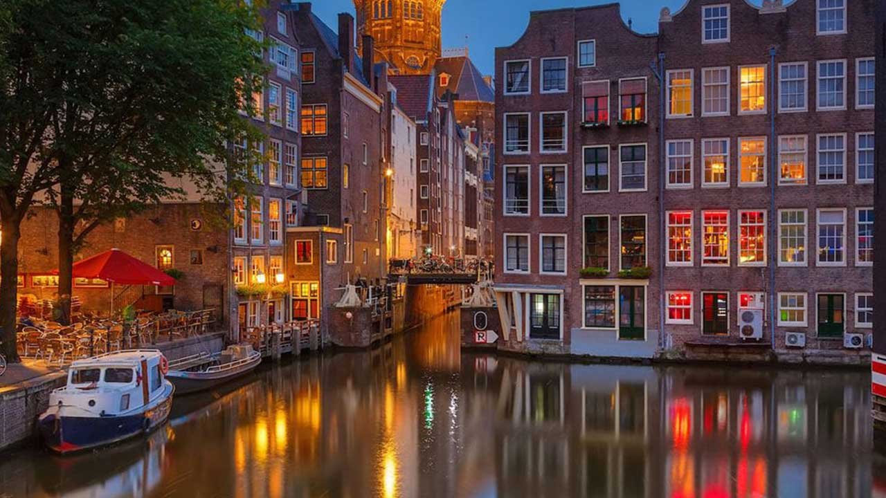 Amsterdam'da Belediye Evini Belirlenen Sürede Kiralamayan Ev Sahiplerine Ceza Verecek