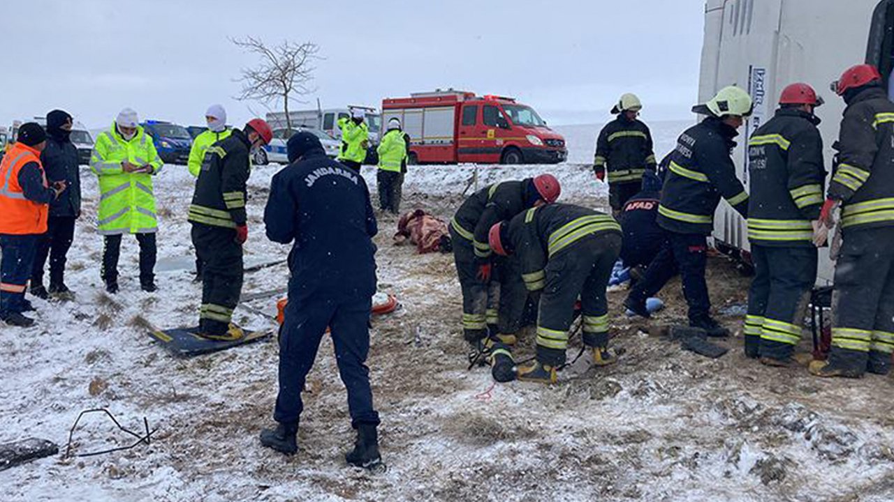 Son Dakika! Konya Aksaray Yolunda Katliam Gibi Otobüs Kazası Ölü ve Yaralılar Var