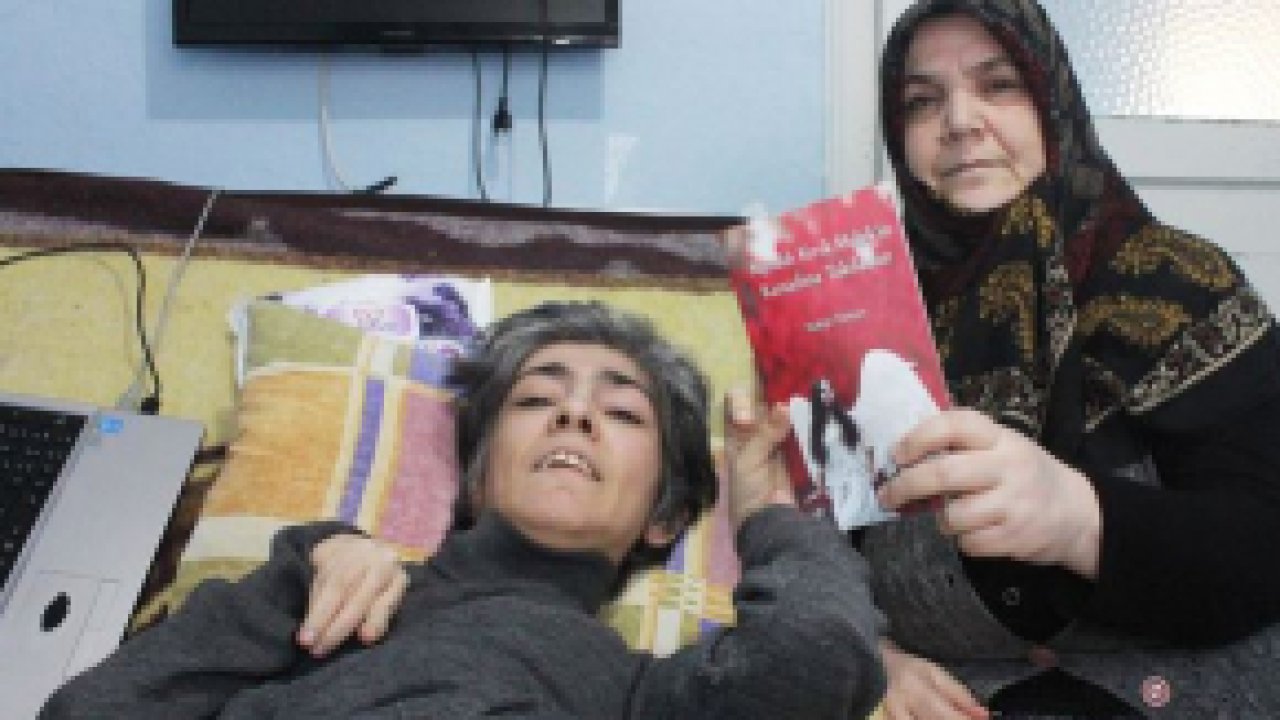 Tek Parmağı İle Kitap Yazan Kız Sonunda Annesine Ev Aldı!