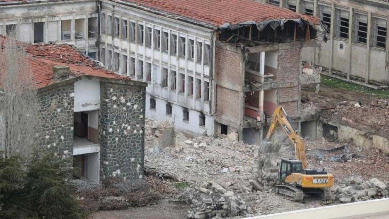 İzmir Depreminde Hasar Görmüştü, Buca Cezaevi Yıkımına Başlandı!