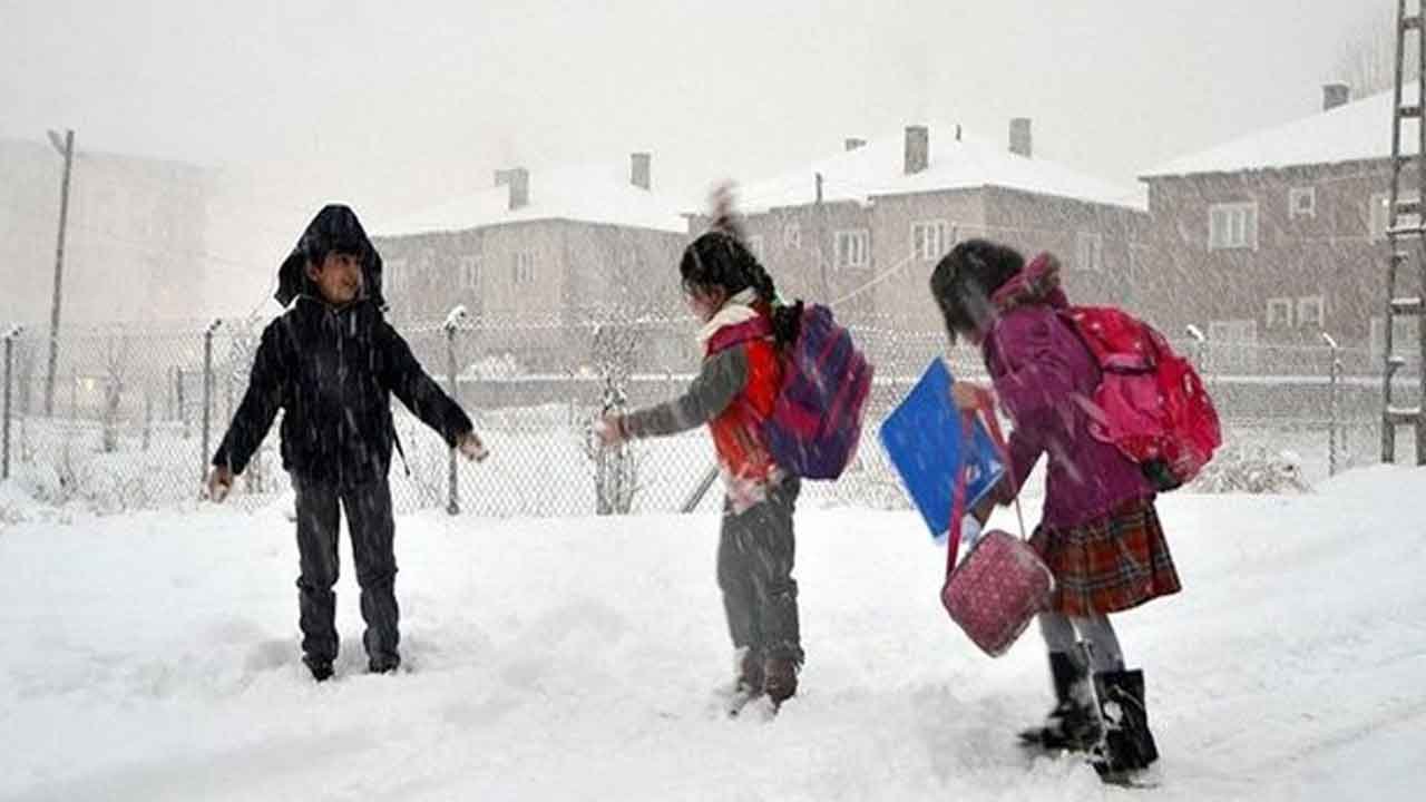 Pazartesi Günü İstanbul'da Okullar Tatil Mi? 21 Mart'ta Kar Tatili Devam Edecek Mi?