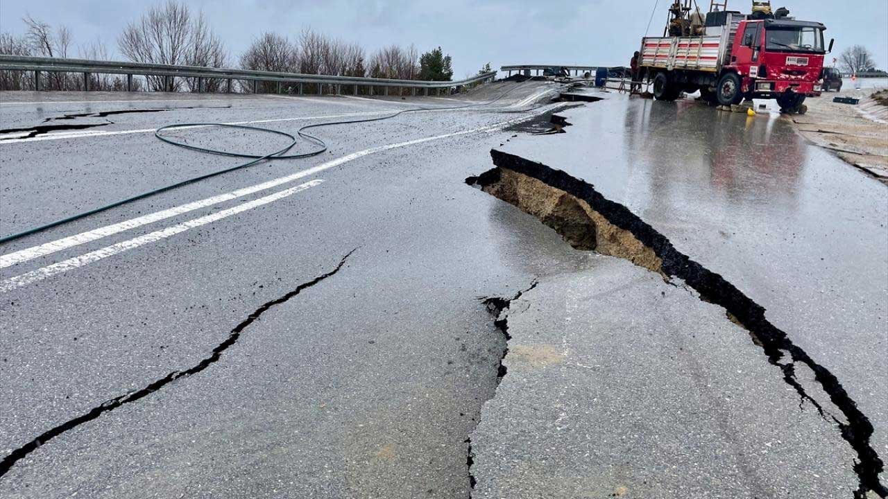 Son Dakika: Çökme Meydana Gelen Düzce-Sakarya Yolu Kapalı Mı, Karadeniz Sahil Yolunu Kim Yaptı, Alternatif Yol Var Mı?