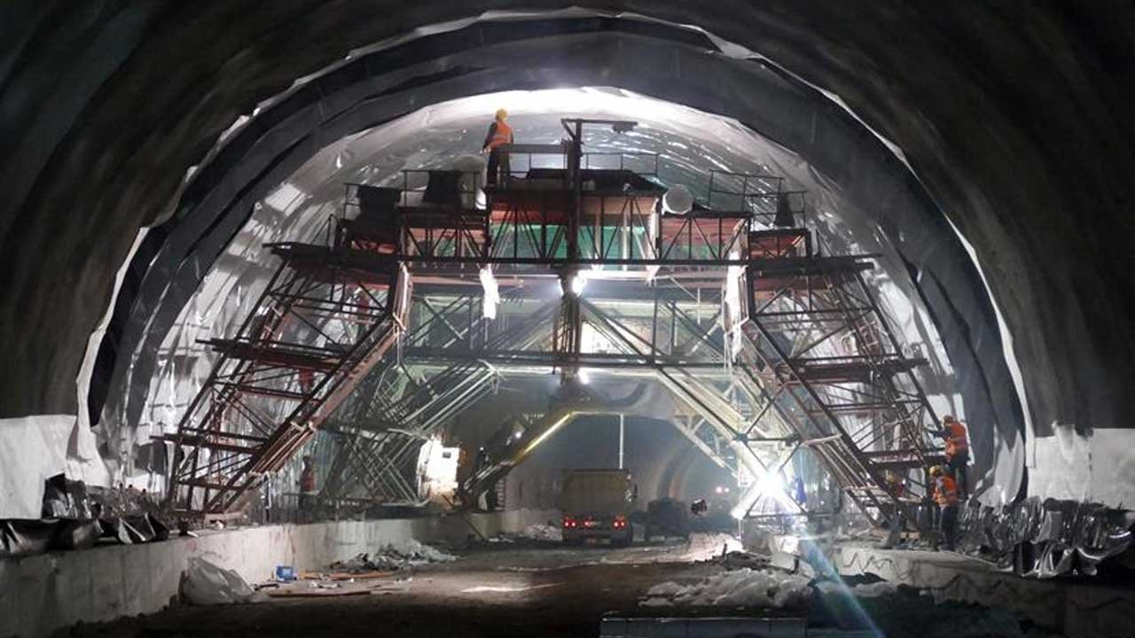 İstanbul Ümraniye Ataşehir Göztepe metro inşaatı İBB'nin ödeme yapmaması nedeniyle durdu