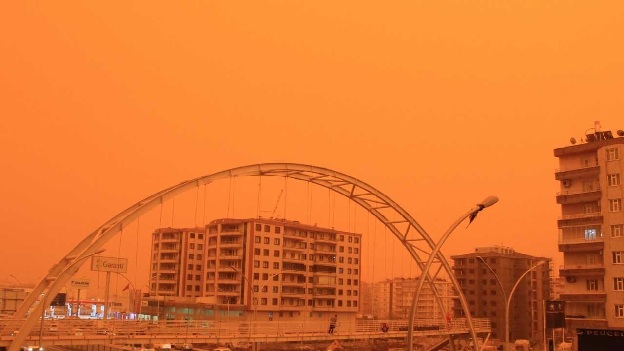 Meteoroloji Alarm Verdi! Bazı İlleri Sağanak Yağış, Bazılarını Toz Taşınımı Vuracak, Göz Gözü Görmeyecek!