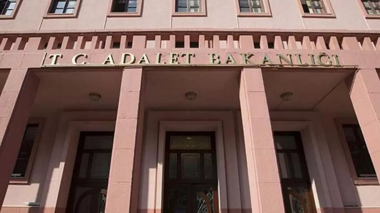 Adalet Bakanlığı En Az 22 Bin Lira Maaşla Personel Alımı Yapacak! Hukuk Fakültesi Mezunu Olma Şartı Yok!