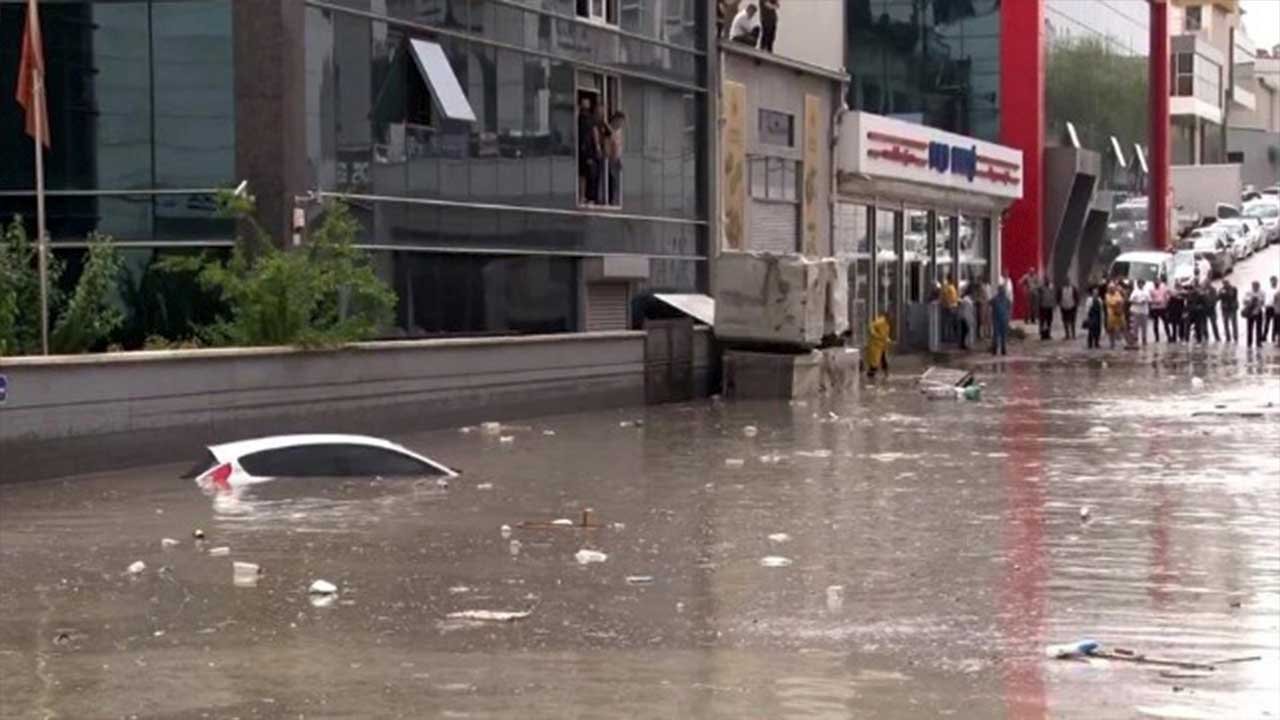 Yoğun yağış Ankara'ya denizi getirdi! Göle dönen başkent sokaklarında araçlar suya gömüldü