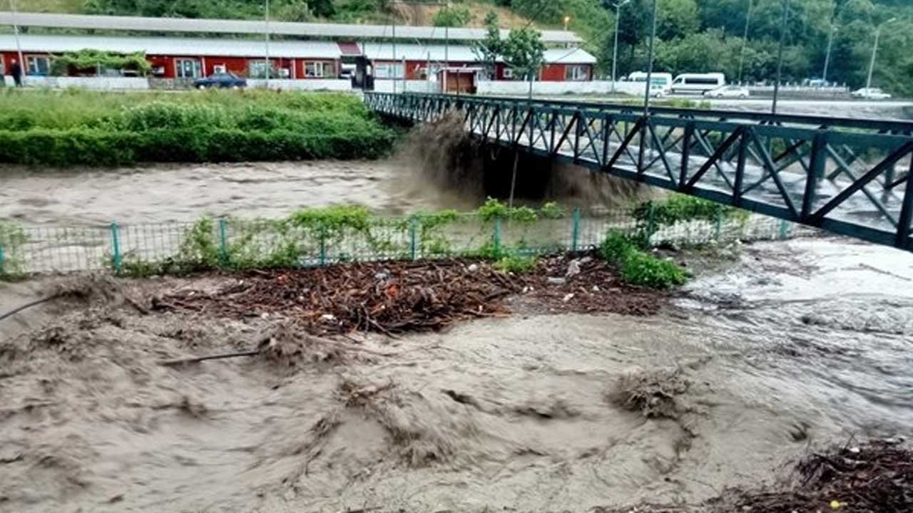 Kastamonu'da Heyelan Nedeniyle 2 Köprü Çöktü, Yollar Trafiğe Kapatıldı! Peş Peşe Uyarılar Geliyor