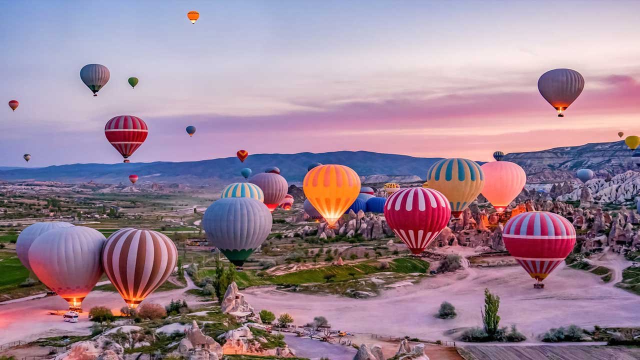 Yabancı turistler uçuyor, Türkler izliyor! Kapadokya'da balon turunun bedeli neredeyse asgari ücret!