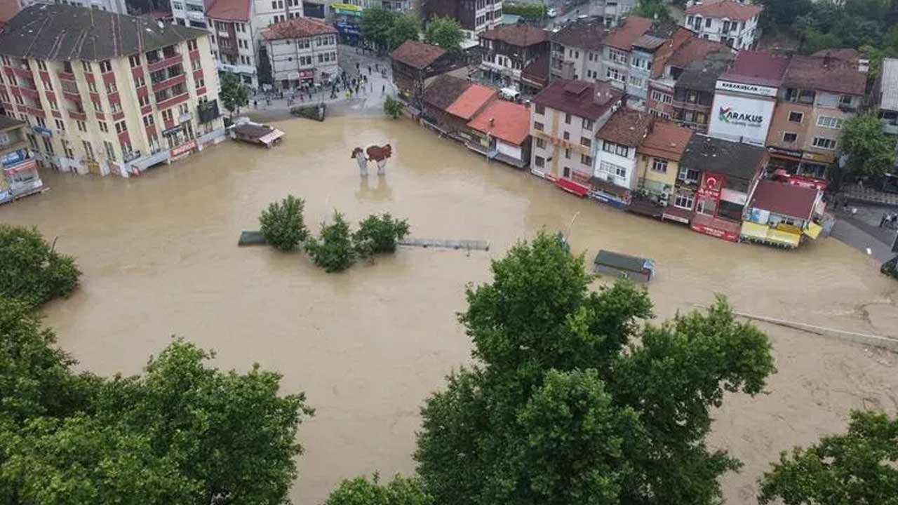 Bartın Irmağı'nın Yükselmesi Sonucu 4 Katlı Ev Yıkıldı, 10 Ev Tahliye Edildi