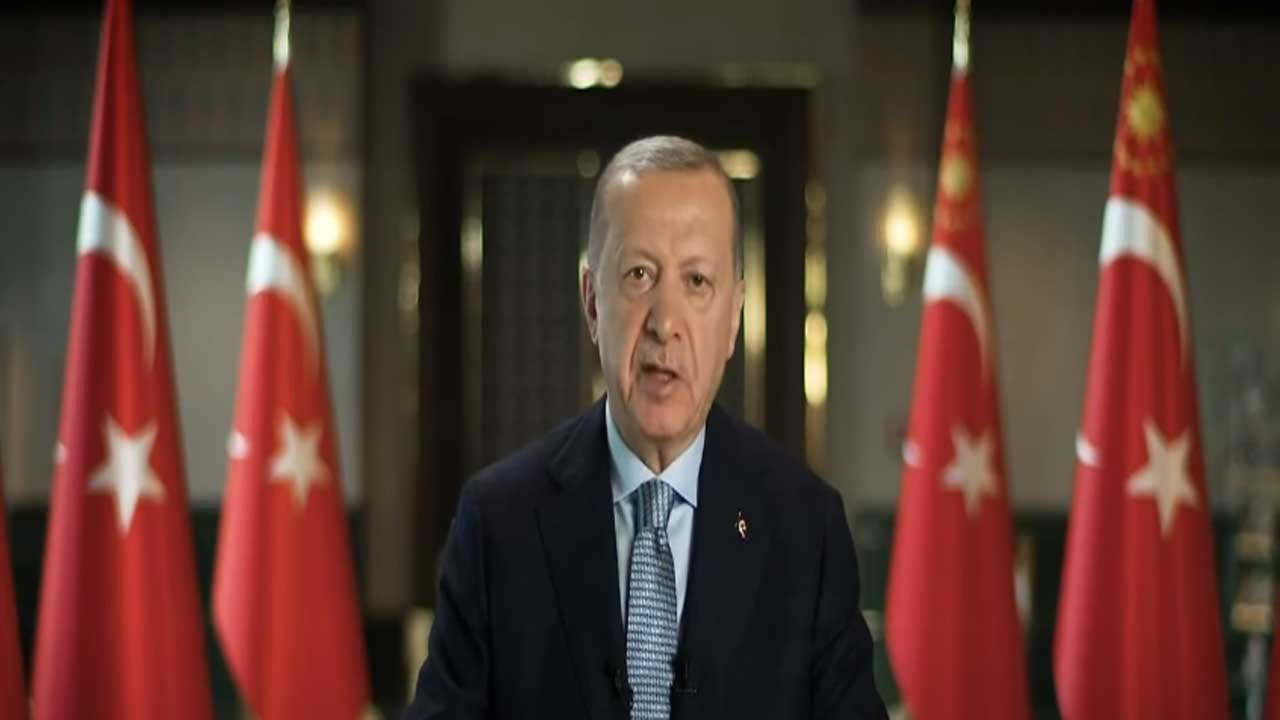 Cumhurbaşkanı Erdoğan'ın dikkat çeken bayram mesajı: " Tatil sevincimiz maddi üzüntüye dönüşmesin "