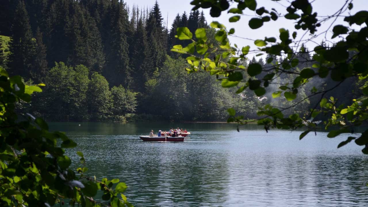 Artvin Şavşat Karagöl Ziyaretçi Akınına Uğradı! Dünyanın Dört Bir Yanından Turistler Geldi