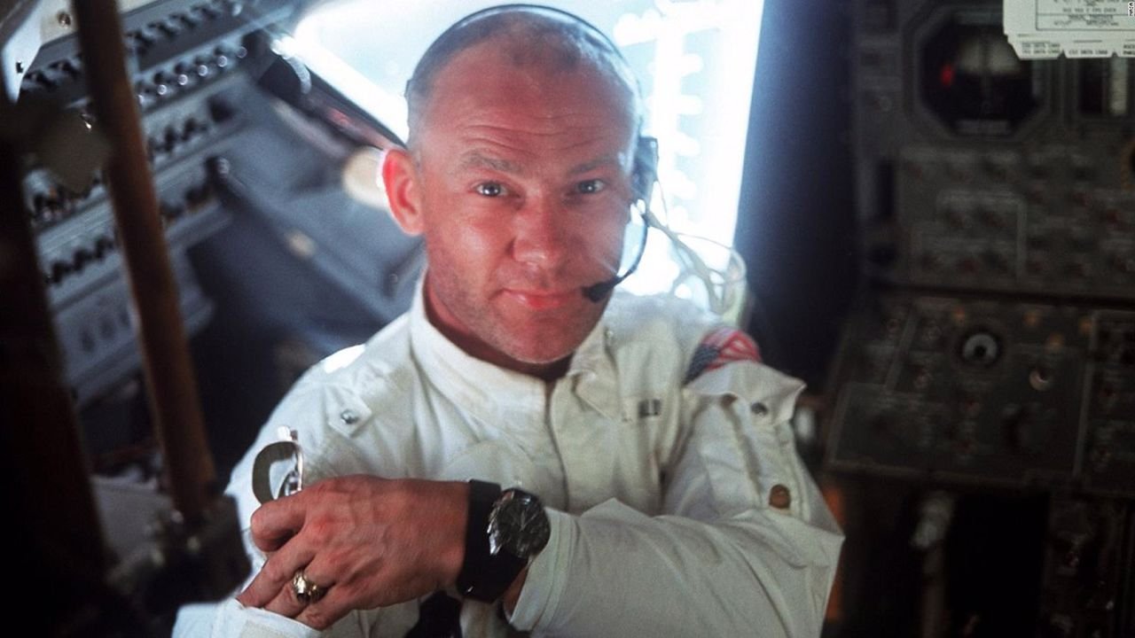 Apollo 11 görevinde Ay’a ayak basan ikinci astronot Buzz Aldrin’in ceketi rekor fiyata satıldı!