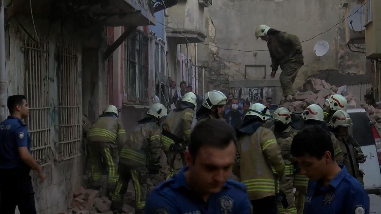 İstanbul Beyoğlu'nda 4 katlı bina çöktü!