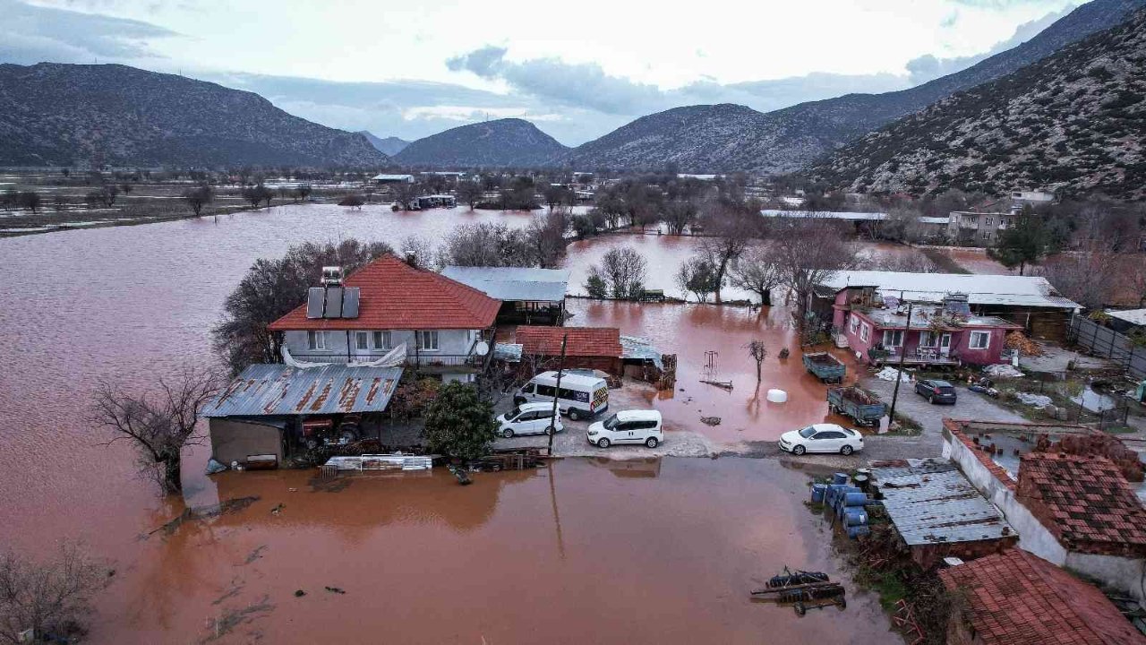 Burdur'un Bucak İlçesi Şiddetli Yağmura Teslim Oldu