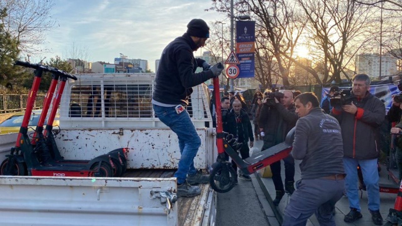 Kaldırımı İşgal Eden Onlarca Scooterlar Belediye Tarafından Kaldırıldı