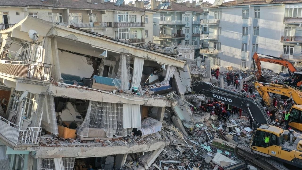 Hatay'da günler sonra gelen mucize! Depremin 296. saatinde biri çocuk 3 kişi kurtarıldı!