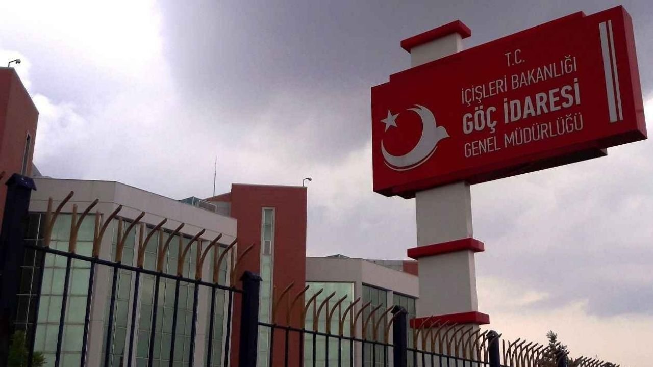 Göç İdaresi Başkanlığı duyurdu! Yılbaşından bu yana 8 bin 571 düzensiz göçmen sınır dışı edildi!