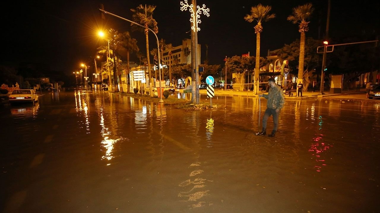 Önce deprem şimdi su baskını! İslahiye'de deprem sonrası yollar su altında kaldı!