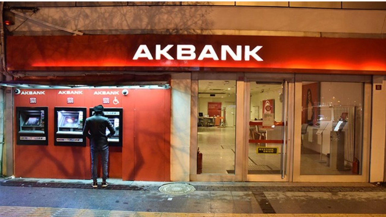 EYT'liler buraya! Akbank EYT'lilere özel faiz oranları ile 100 bin TL ihtiyaç kredisi veriyor