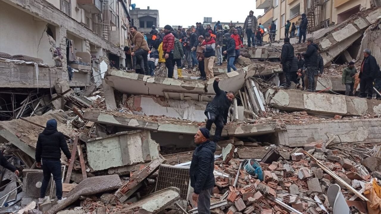 Deprem anında ne yapılmalı? AKUT uzmanından hayat kurtaran tavsiyeler!