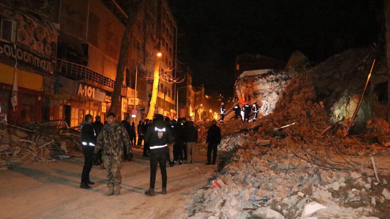 Adıyaman depreminin sarsıntısıyla Malatya'da 6 katlı bina çöktü!