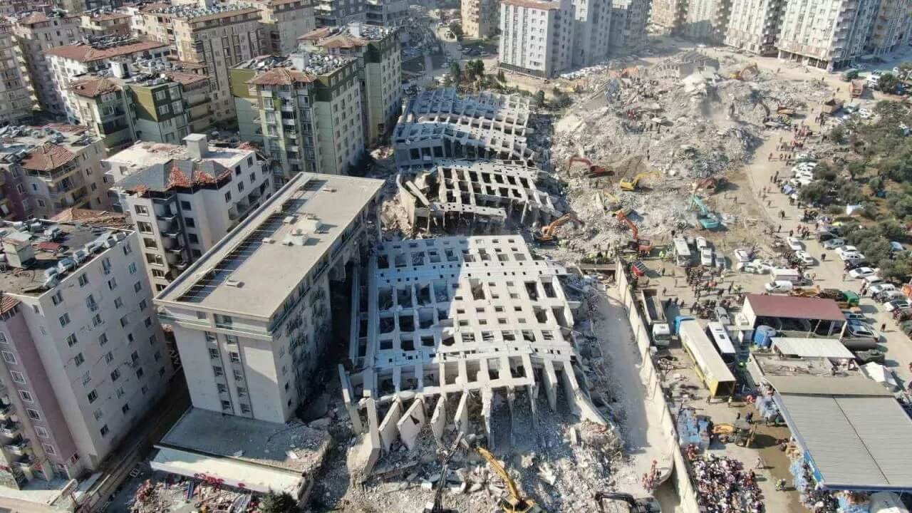 Hatay'da depremin sembol binasıydı! Rönesans Rezidans neden arkaya devrildi?