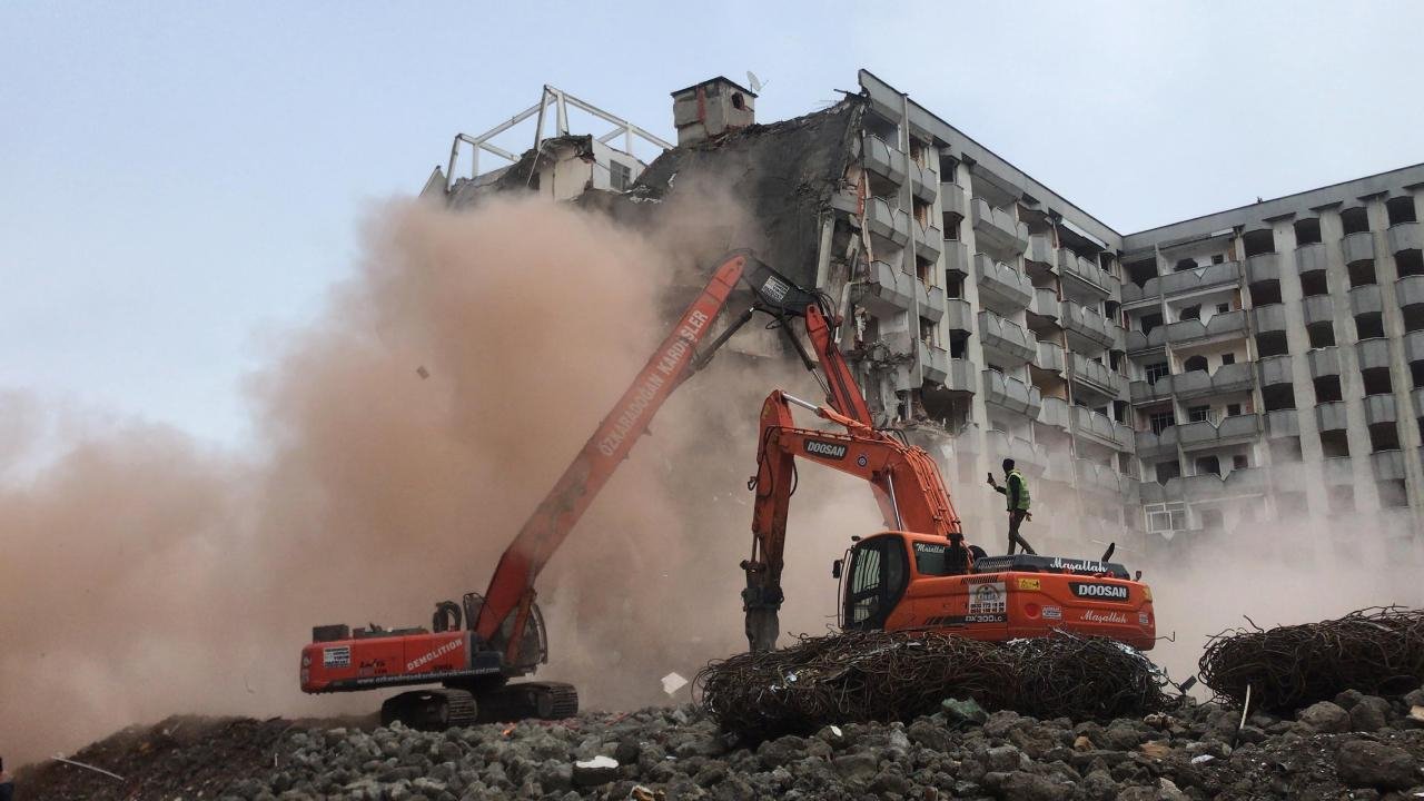 Beylikdüzü'nün en büyük ikinci kentsel dönüşüm projesi için yıkım başladı!