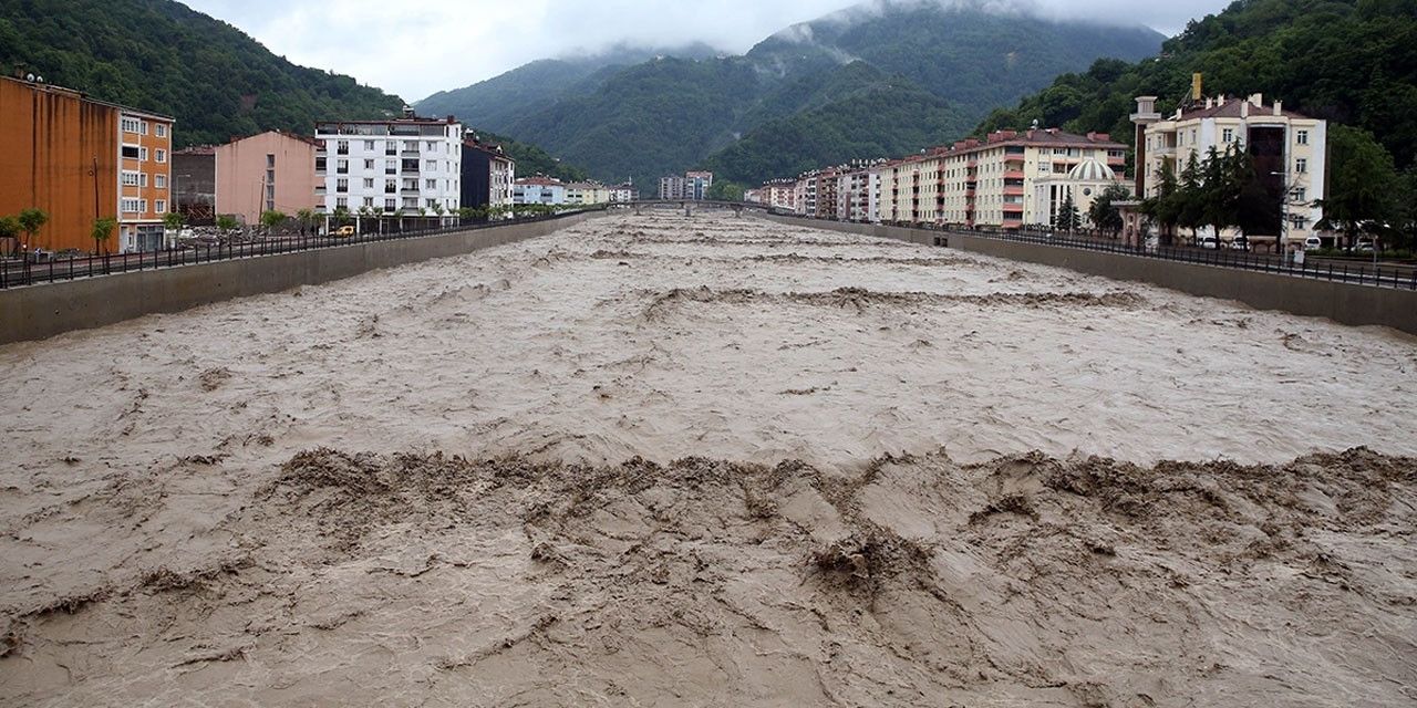 Samsun'da sağanak nedeni ile sel meydana geldi! Yollar göle döndü