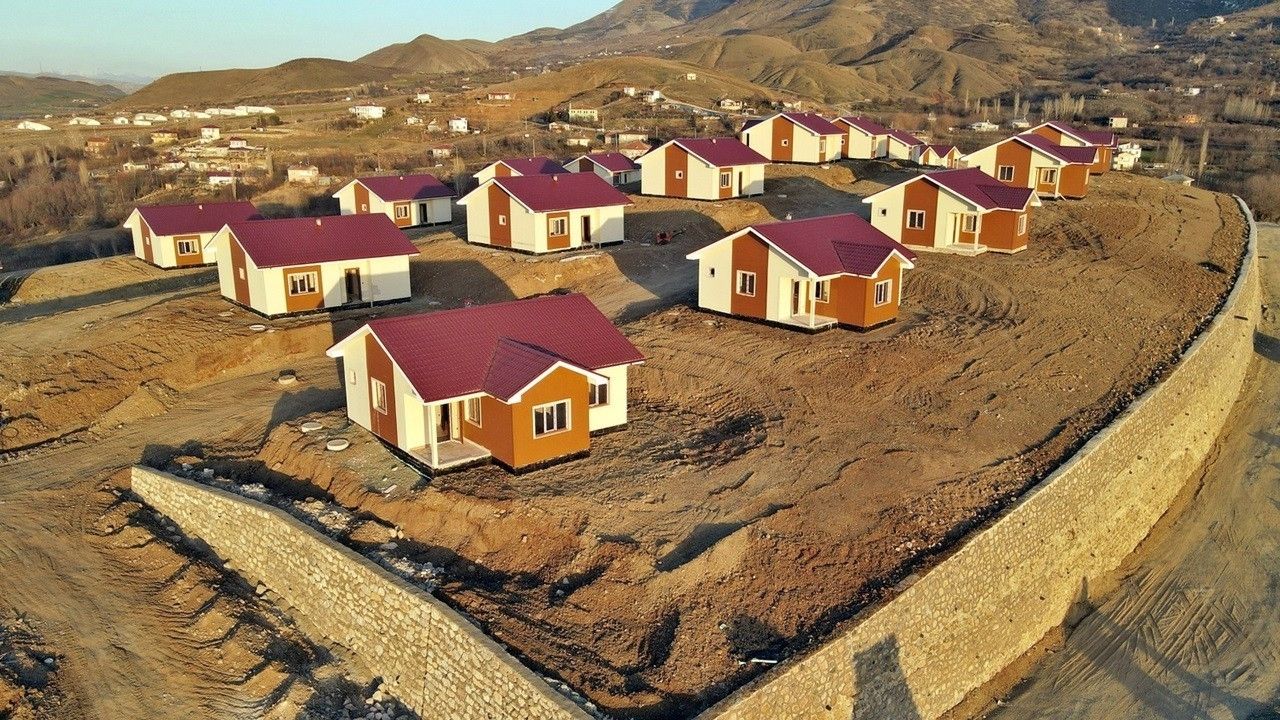 Elazığ'da TOKİ deprem konutları vatandaşlara teslim edildi!